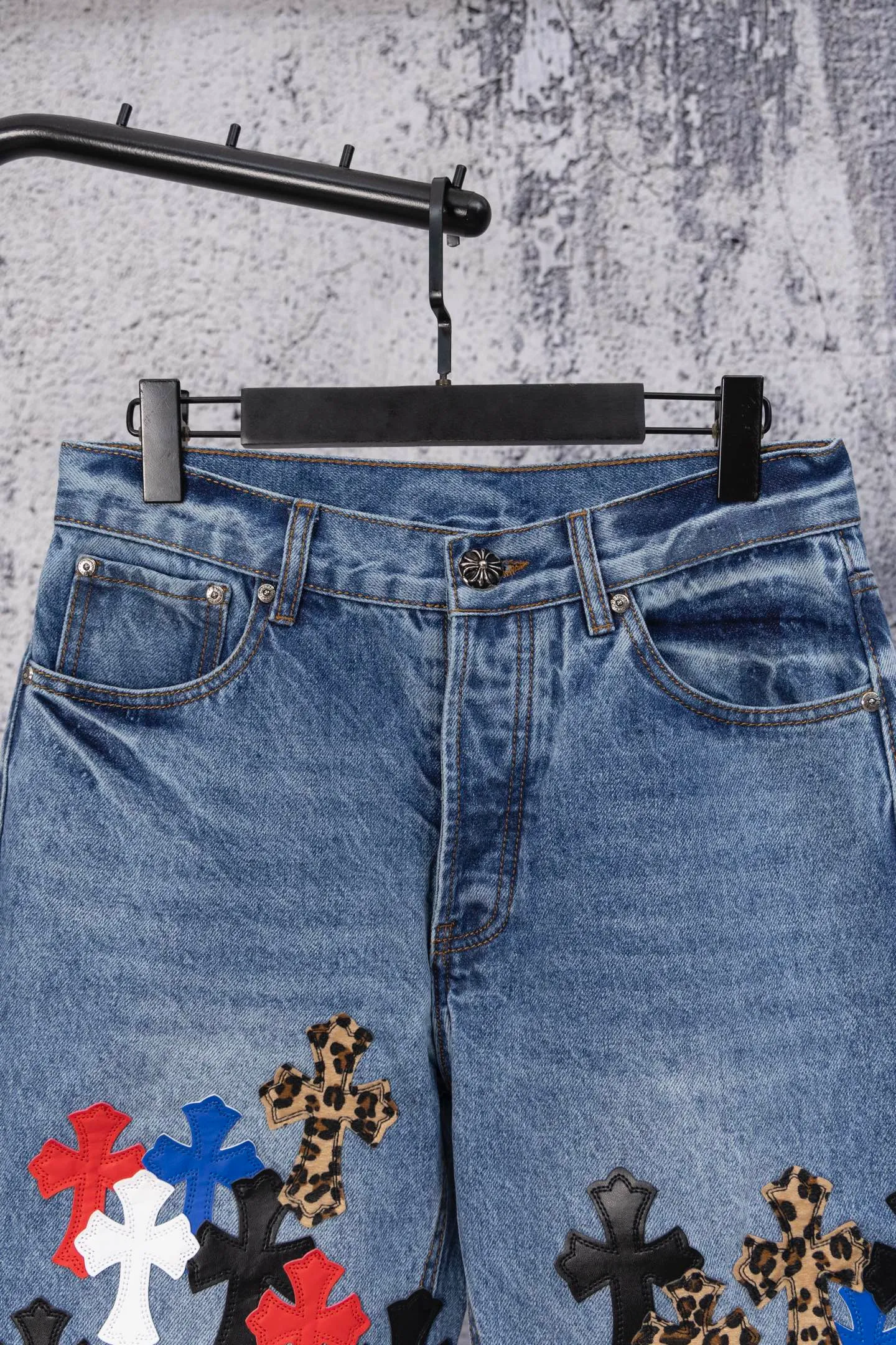 P290 Chromehearts CH limited edition leopard print colorful full cross iron leather cow king jeans, counter price 34W level, patchwork cross pattern embellishment, washed jeans! ! An absolutely high-end luxury product, a 1.9W-level god-level single product, a super popular product, made by top heavy industry, a magic weapon that cannot be missed! [About Zangyin] This is an extremely luxurious fashion brand that can also be called the aristocracy of the high street. It has always been an exclusive brand for some hipsters or rich second generations. Compared with ordinary high streets, it is more luxurious and noble. Compared with luxury brands, it is more fashionable and individual. It has always been a brand that I have a special liking for. [Top heavy industry fashion design] Consistently high-street luxury style. Speaking of this style, the Zangyin family and GU family are definitely the leading representative brands. Especially the Zangyin family has really achieved a state-of-the-art effect in creating high-street style. The unique washed material is used to create this style. The color system is already quite eye-catching. After it is decorated with patchwork cross flowers, it cleverly highlights the charm of the brand. Secondly, this style uses classic The high-waist cutting design highlights the long legs and fashionable temperament of the upper body. The brand is highly recognizable and the slim fit configuration is more suitable for daily wear. It is a product that interprets personality, fashion, and specifications at a glance. This single product is enough to make any fan excited. It can be a white T-shirt for a youthful college style, or a tight suspender for a royal style. It has strong matching ability and can be easily controlled by men.  [Materials and craftsmanship] Needless to say, this point goes without saying. As an excellent craftsman brand, Zangyin’s requirements for details and craftsmanship are really perfect. The washed color of this model has gone through so many processes, not to mention the embellishment of denim appliques. It is also purely hand-made and sewn. Just like what they believe in, only hand-made things have soul and have the meaning of wear. A top-notch heavy-duty fashionable denim item, I look forward to your perfect interpretation! !  Color: blue Size: 28-36